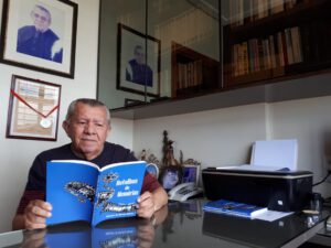 Acadêmico Nildomar da Silveira Soares com seu novo livro