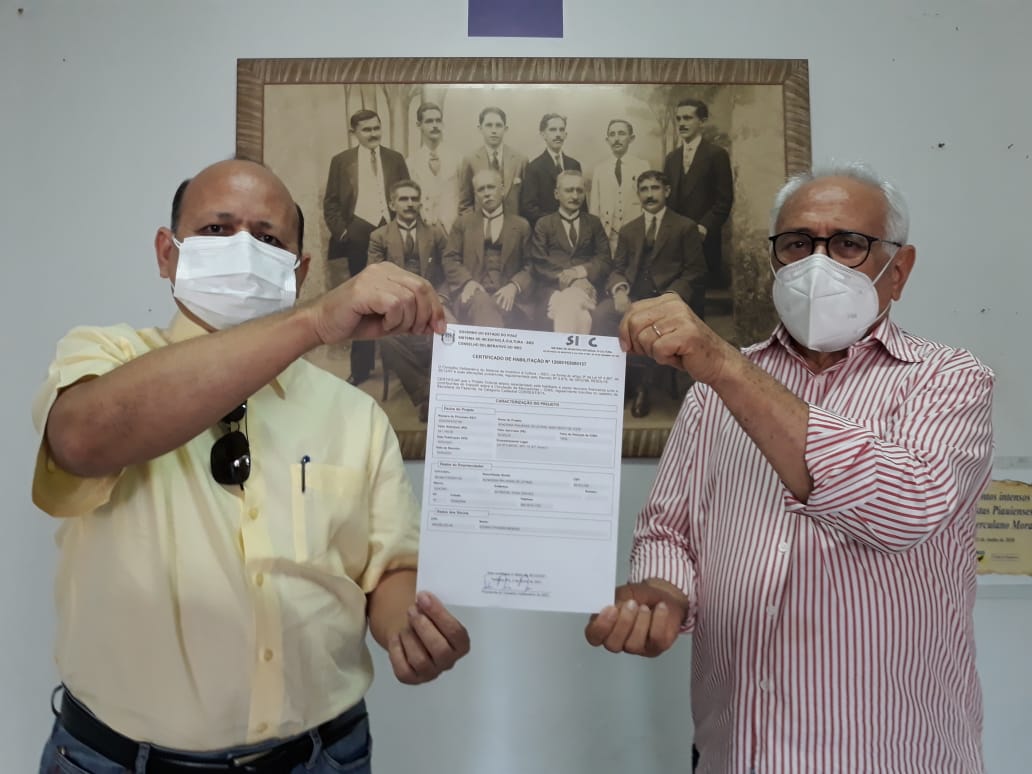 Acadêmico Magno Pires entrega ao presidente da APL o Certificado do Siec 21/Imagem: Ascom