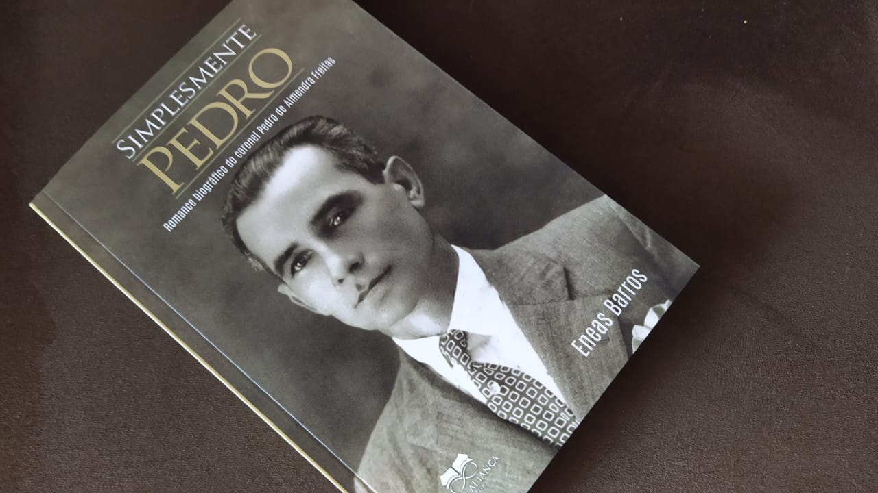 Capa da biografia do ex-governador Pedro Freitas,