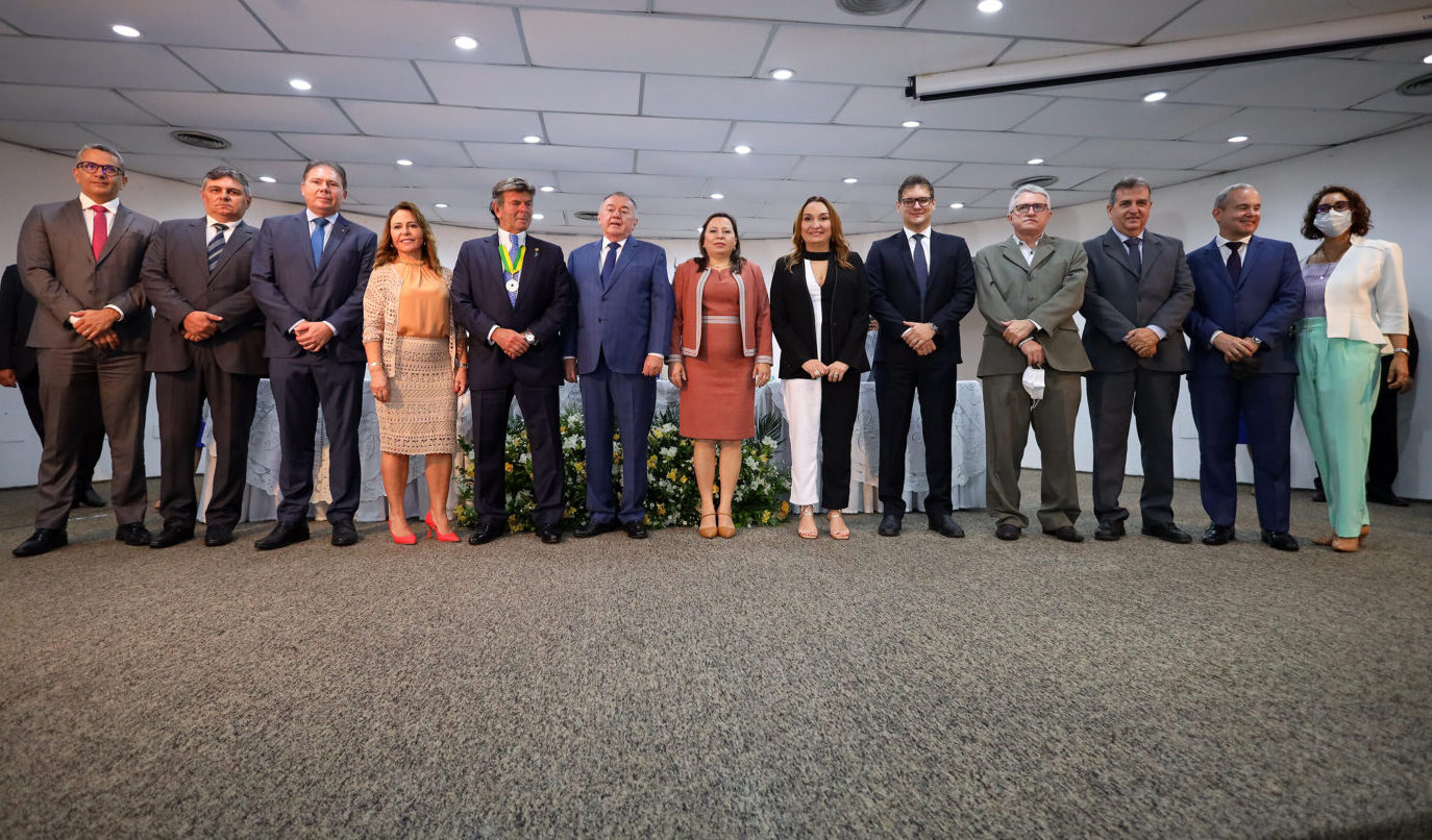 Ministro Luiz Fux (ao centro) com conselheiros e procuradores do TCE-PI.