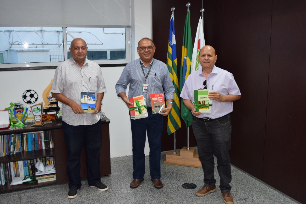 Reitor do IFPI recebe livros de autores piauienses.