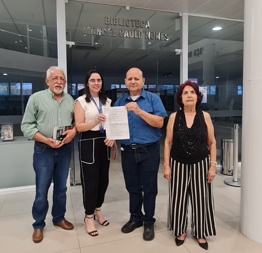 Entrega de livros no SESC Cajuína.