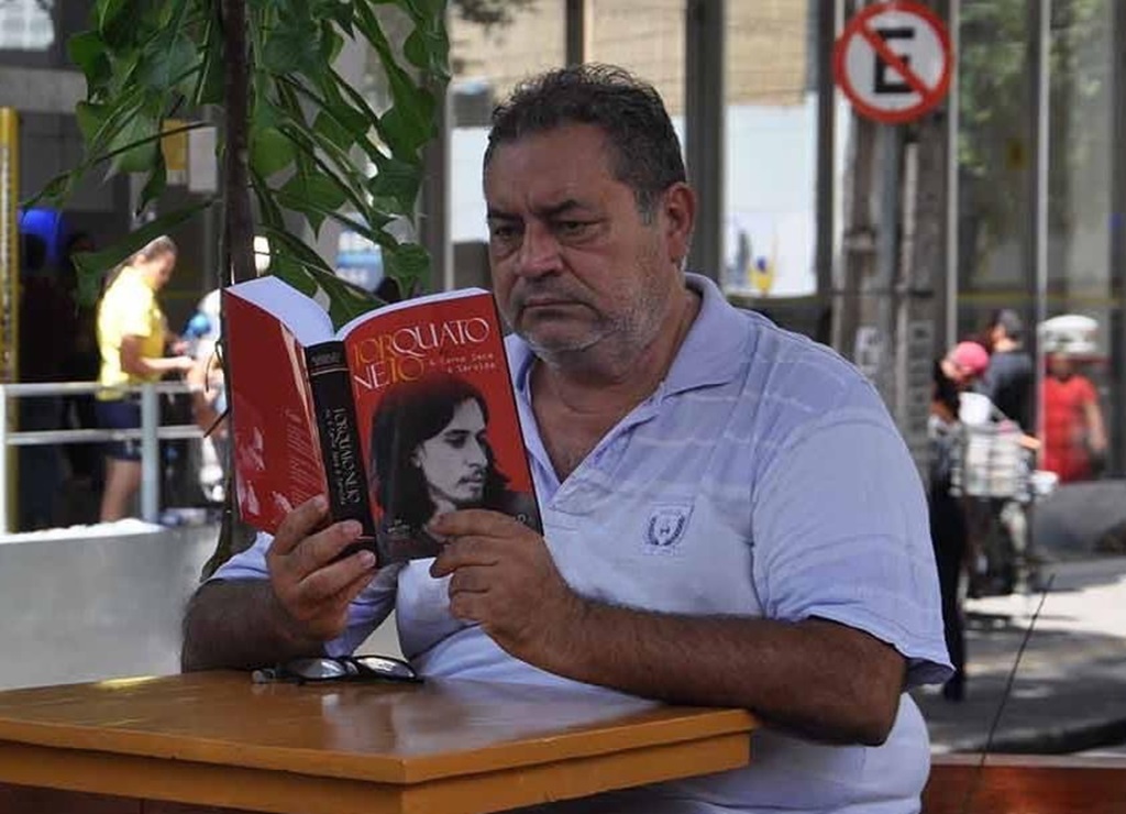 Escritor Kenard Kruel com um de seus livros/Arquivo