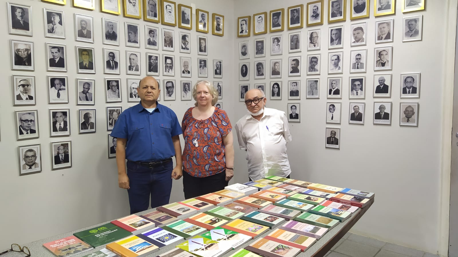 Representante da Library of Congress recebe livros na APL.