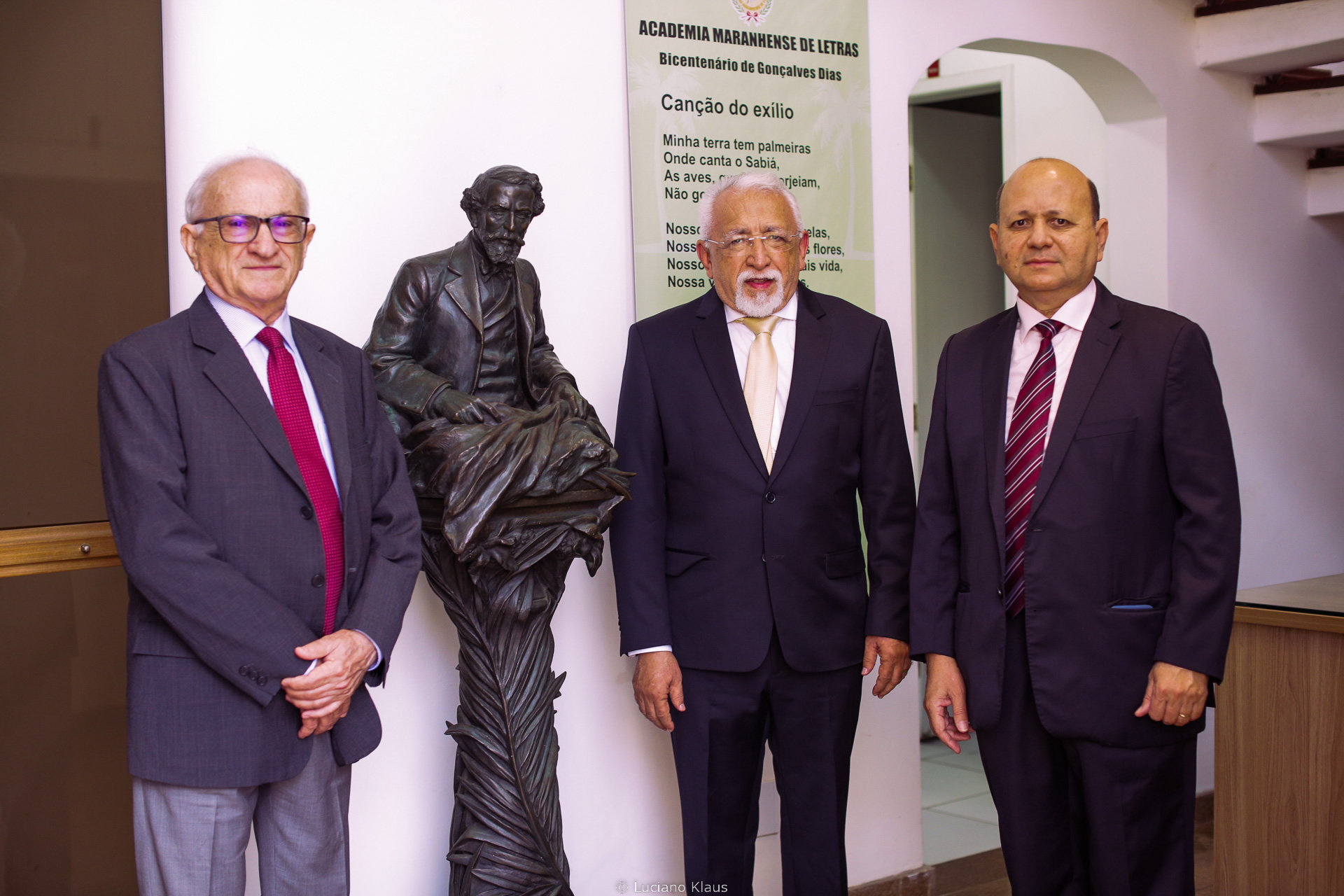 Acadêmicos piauienses na AML, ao lado da estatueta de Gonçalves Dias.