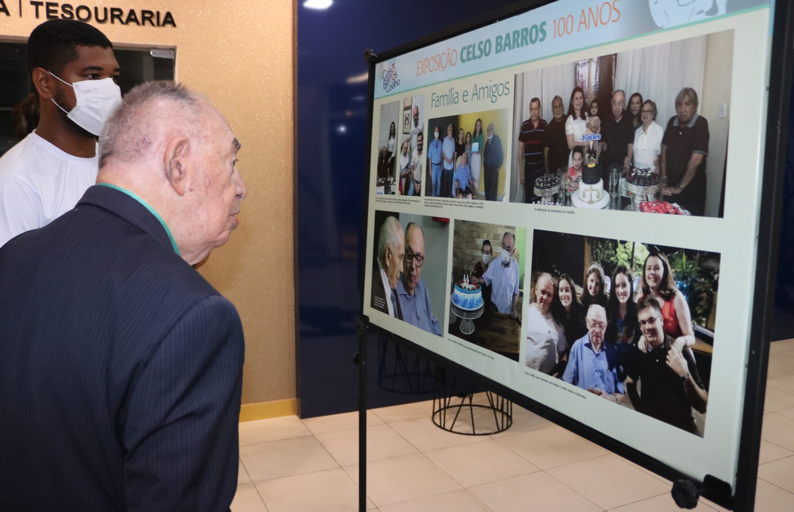 Celso Barros na exposição sobre os seus 100 anos de vida.