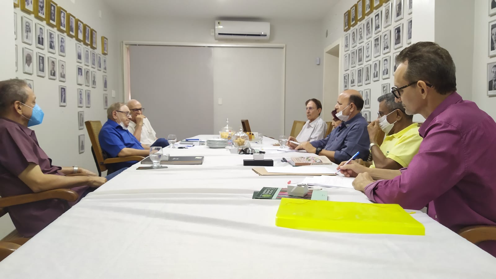 Acadêmicos reunidos na APL.