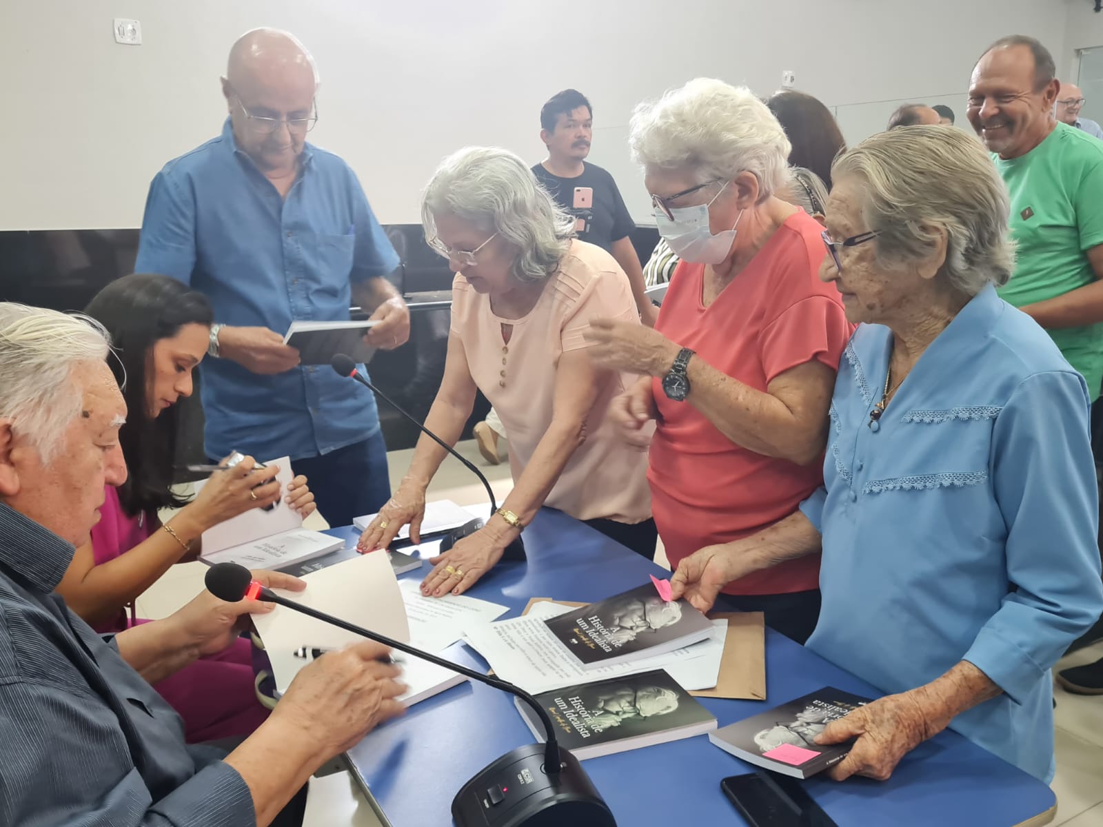 Manoel Carvalho autografa seu livro.