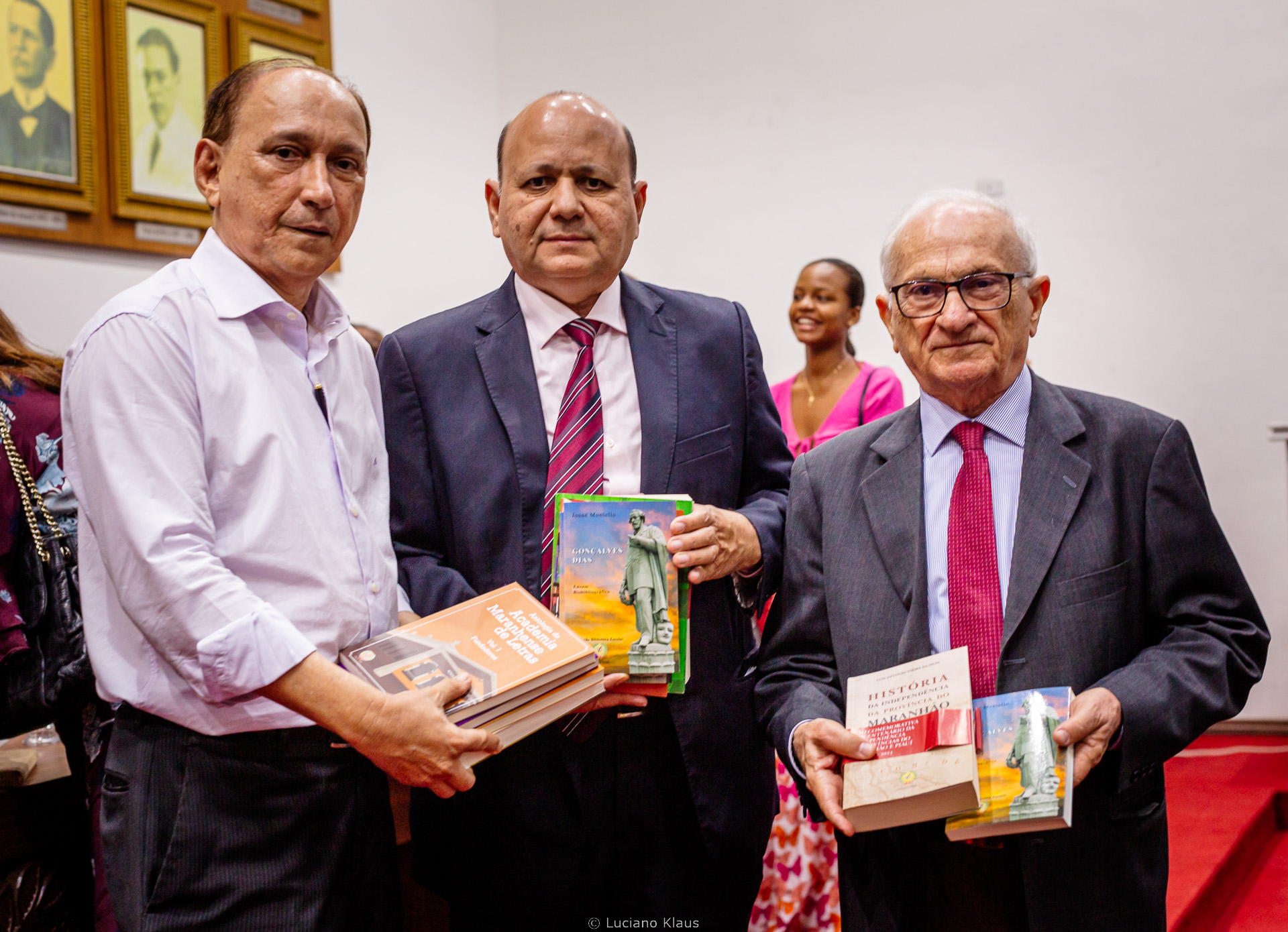 APL recebe livros do presidente da AML .