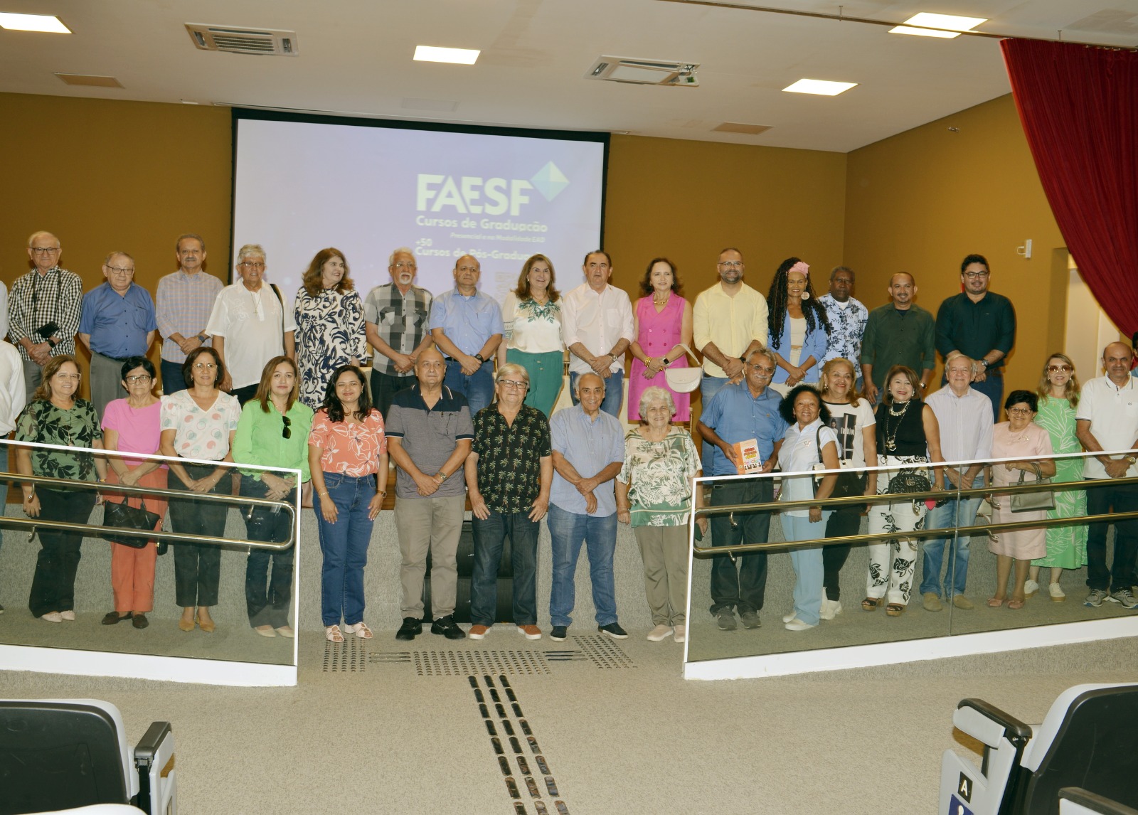 Acadêmicos e convidados na FAESF