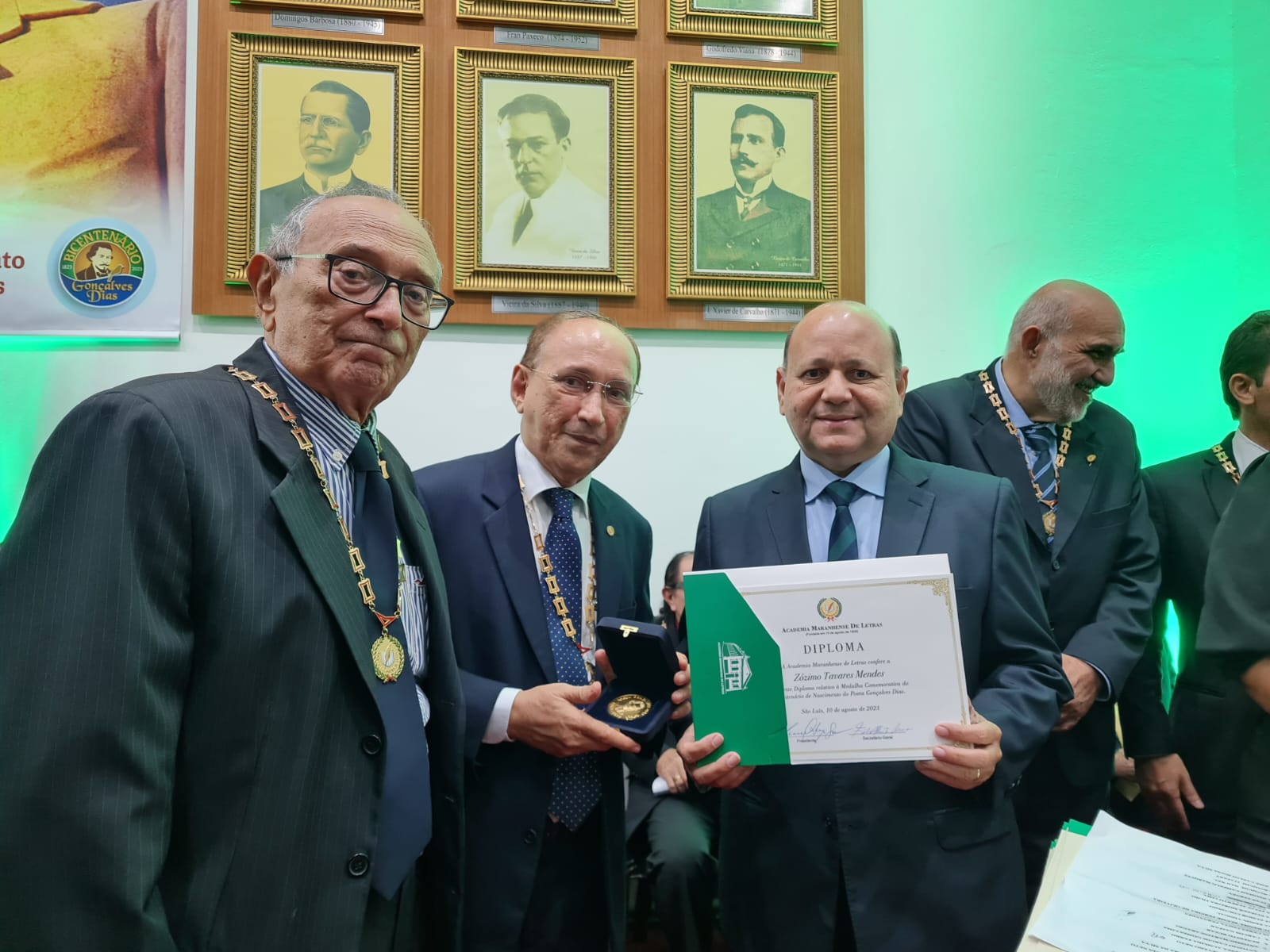 Zózimo Tavares recebe diploma do presidente da AML, Lourival Serejo.