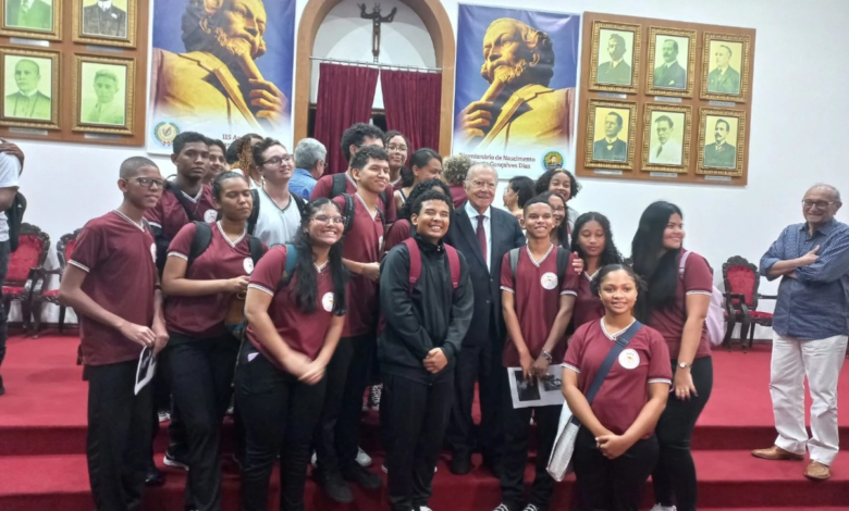 Sarney com estudantes na AML/Foto: Bruna Castelo Branco.