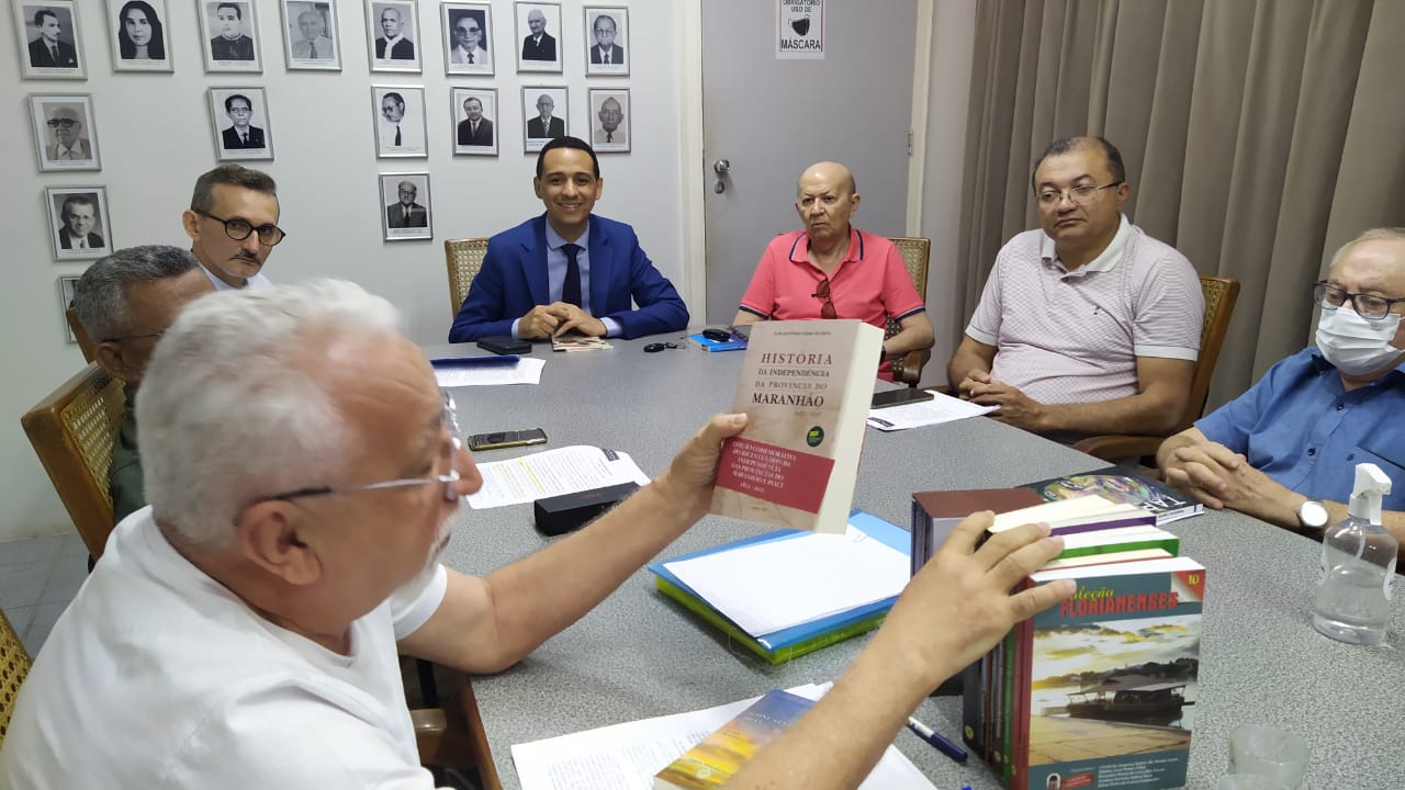 Fonseca apresenta aos acadêmicos livros recebidos da AML
