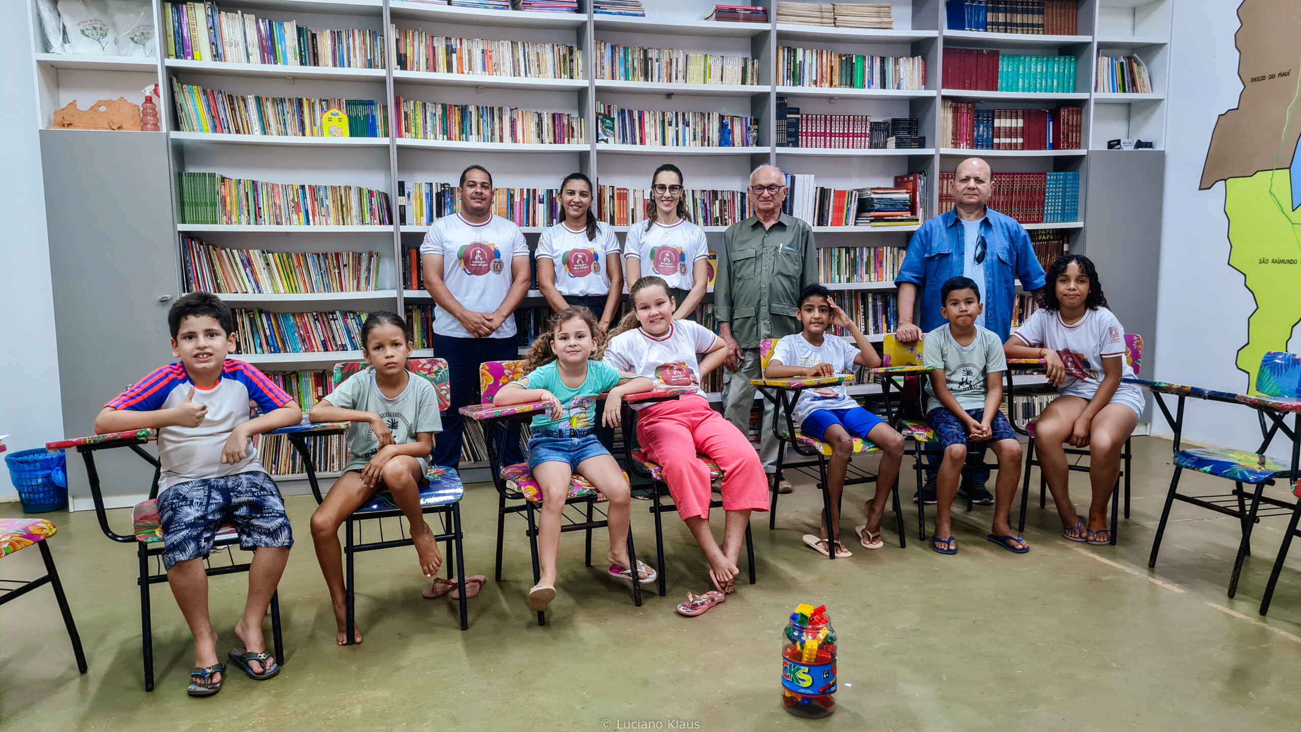 Acadêmicos com as crianças e educadores na Biblioteca do Instituto Olho D'Água.