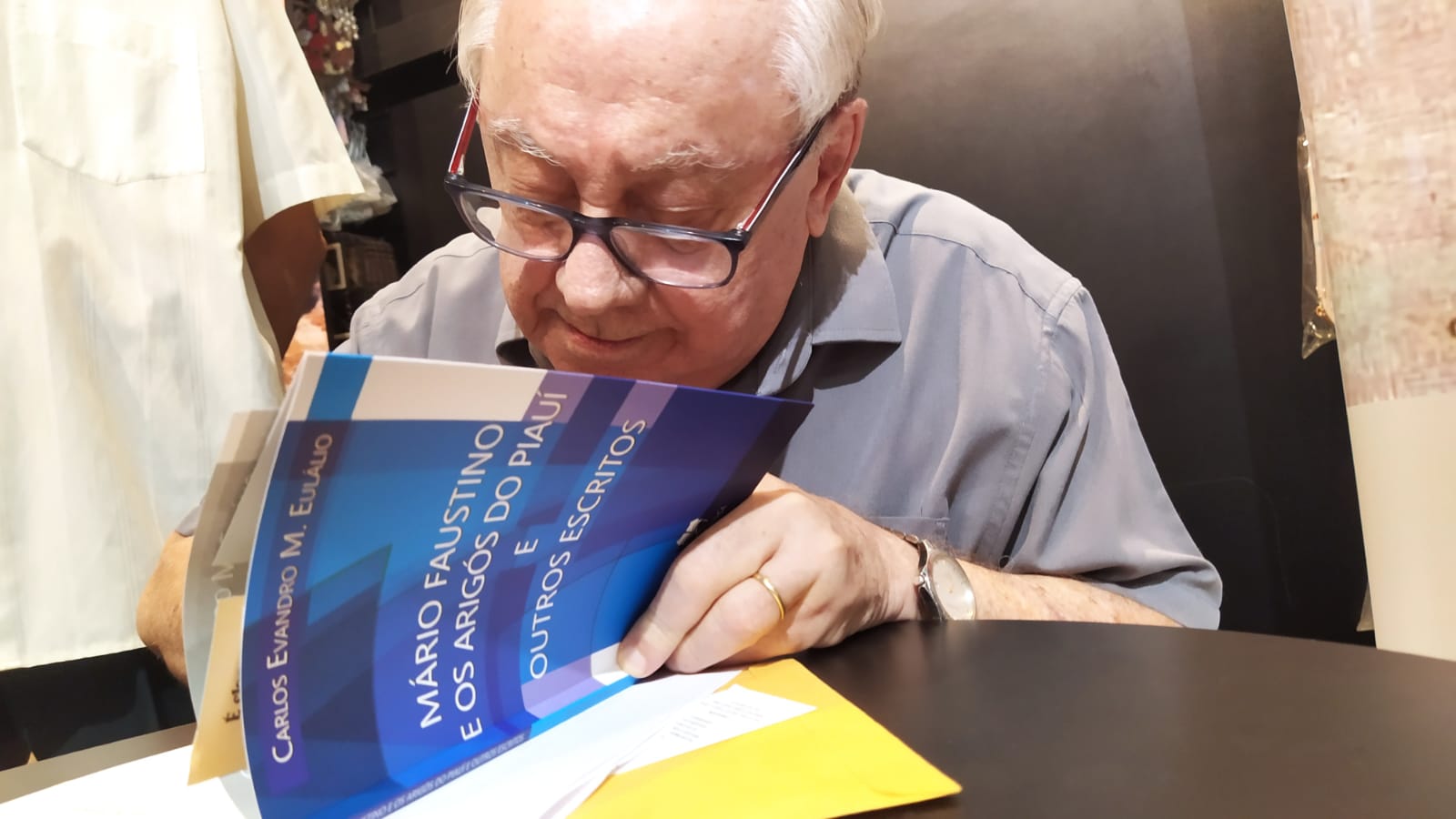 Acadêmico Carlos Evandro autografa novo livro.