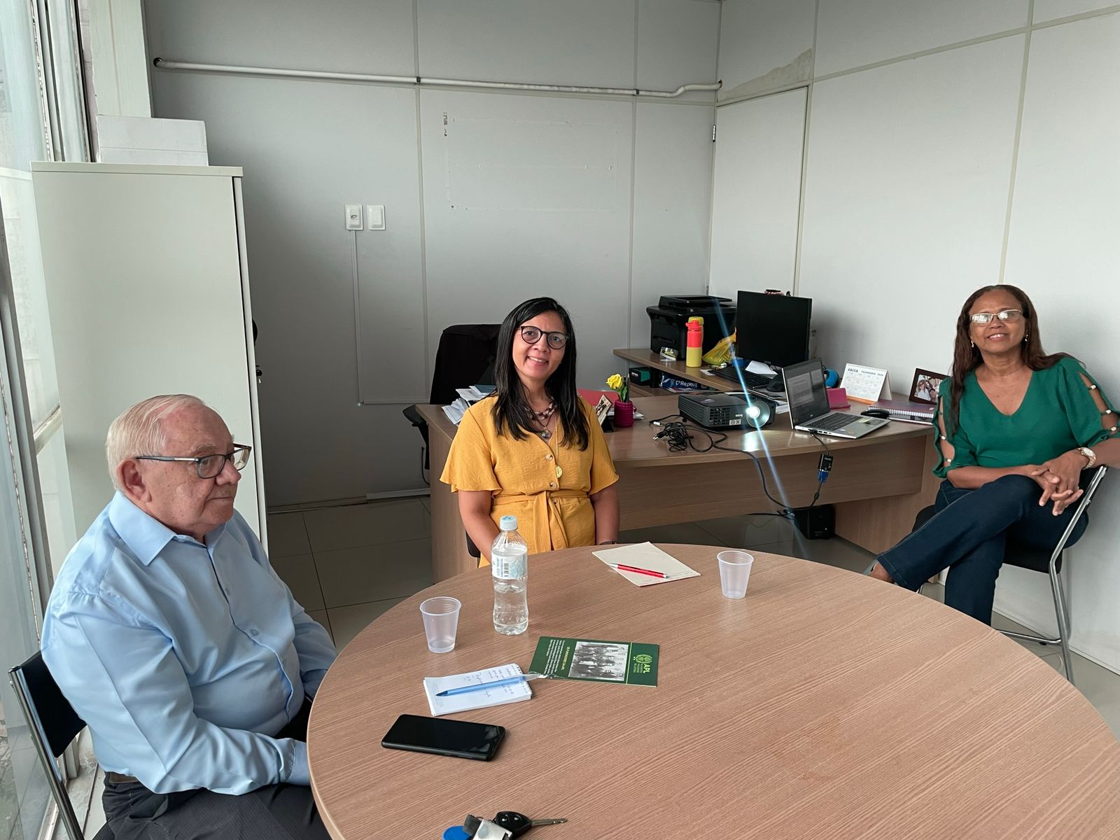 Acadêmico Carlos Evandro em reunião na Seduc.