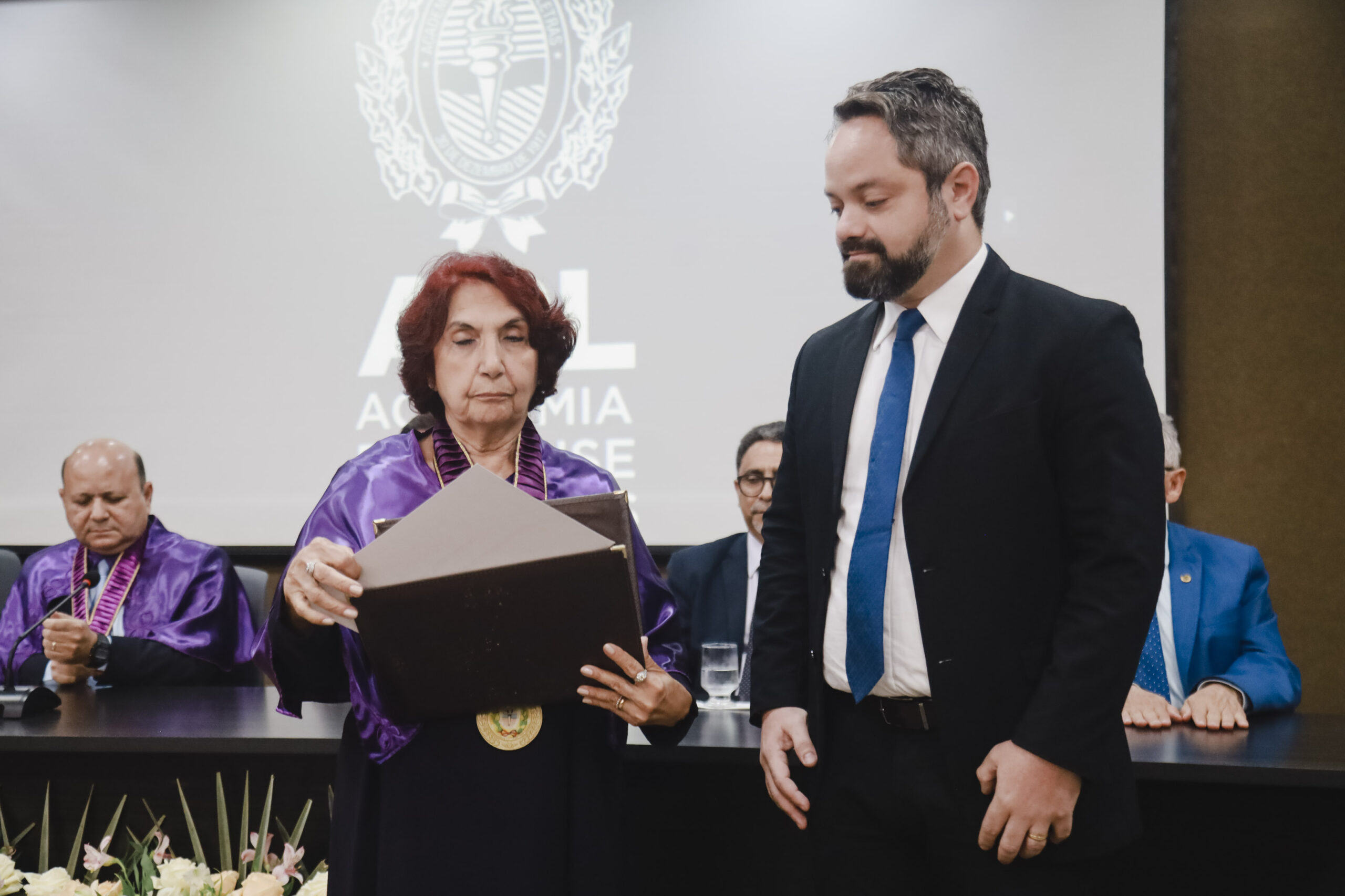 Secretário de Governo recebe Diploma Lucídio Freitas.