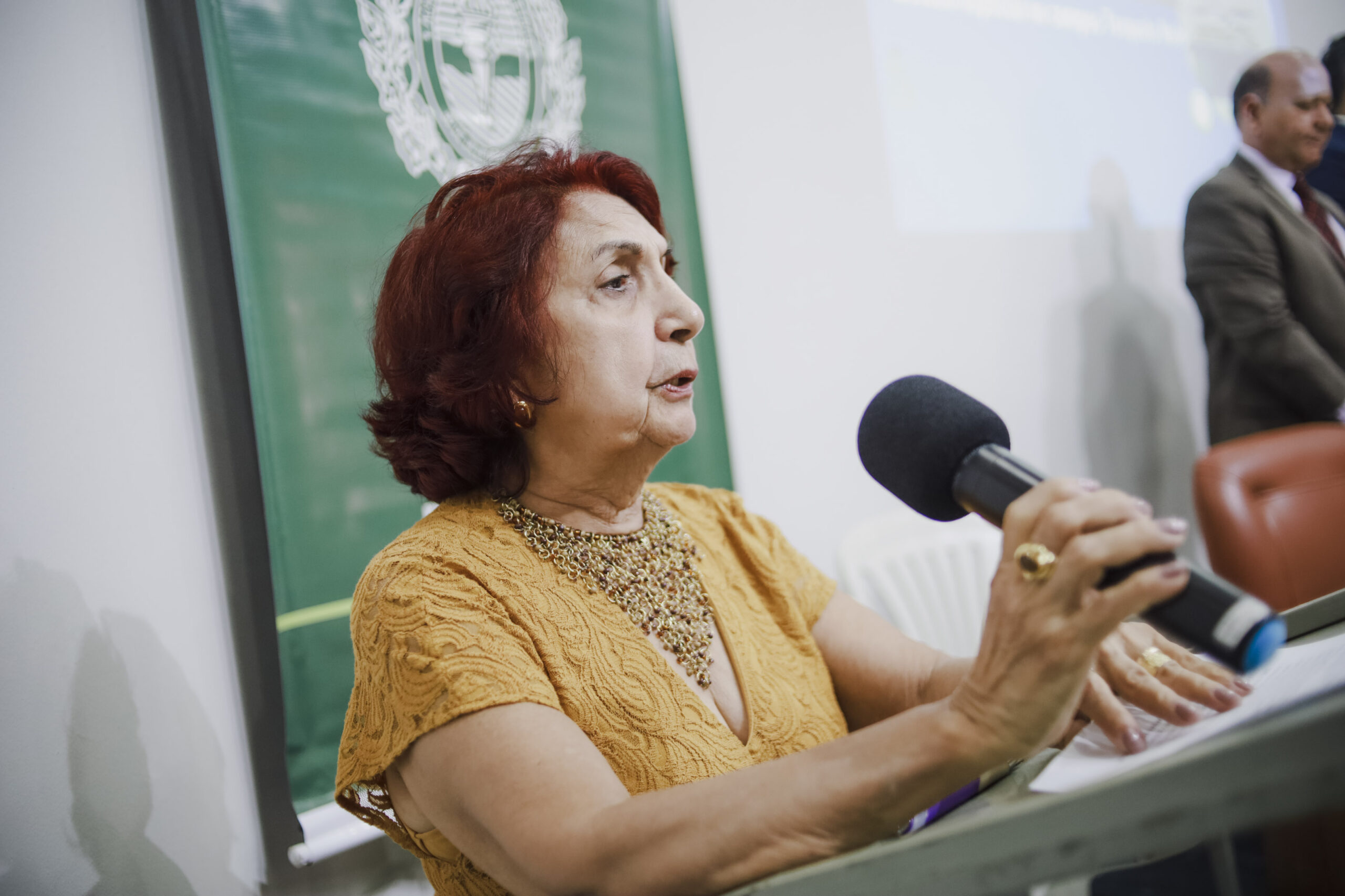 Acadêmica Fides Angélica, nova presidente da APL.
