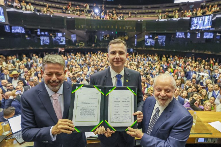 Lira, Pacheco e Lula mostram a emenda constitucional já assinada/Imagem: Ricardo Stuckert / PR (Fonte: Agência Câmara de Notícias)