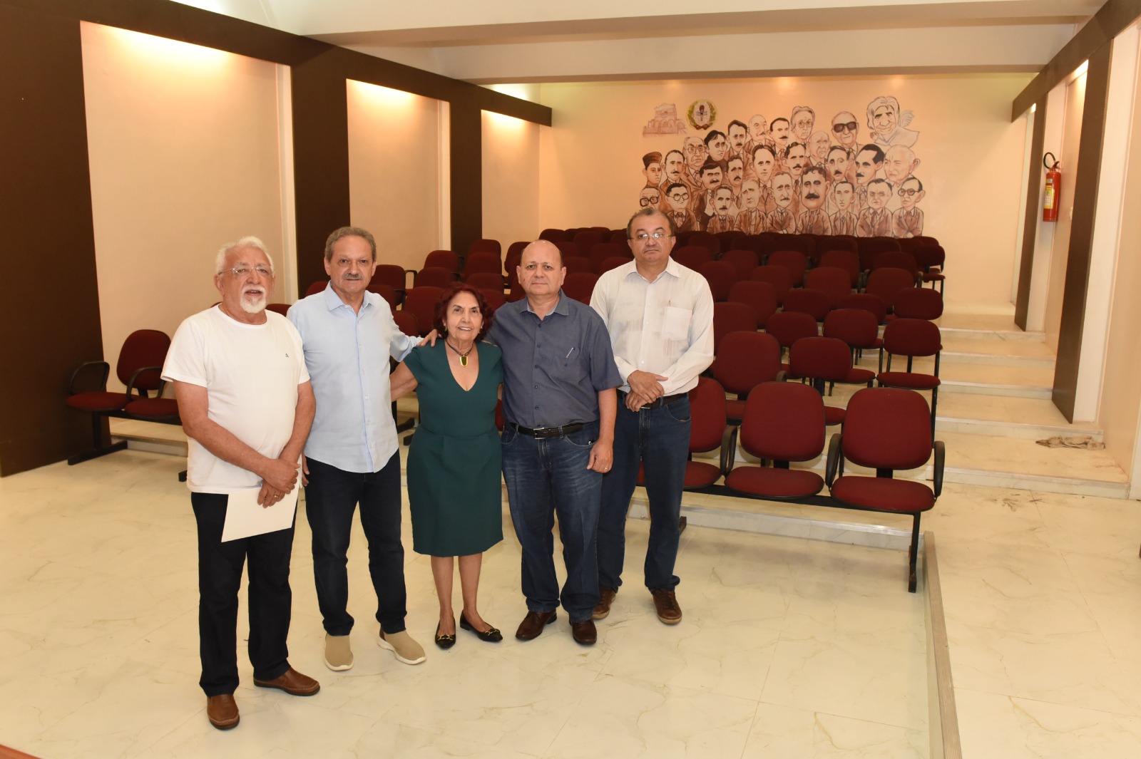 Acadêmicos inspecionam obras do auditório da APL.