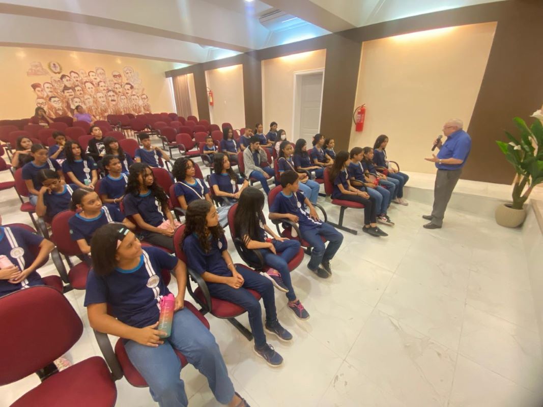 Estudantes do 6º ao 9º ano, da Escola Municipal Ofélio Leitão, visitaram a APL.