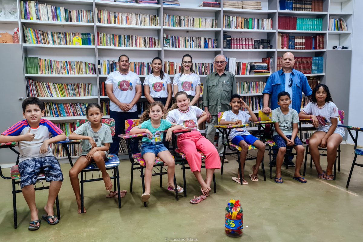 Acadêmicos com as crianças e educadores na Biblioteca do Instituto Olho D'Água.