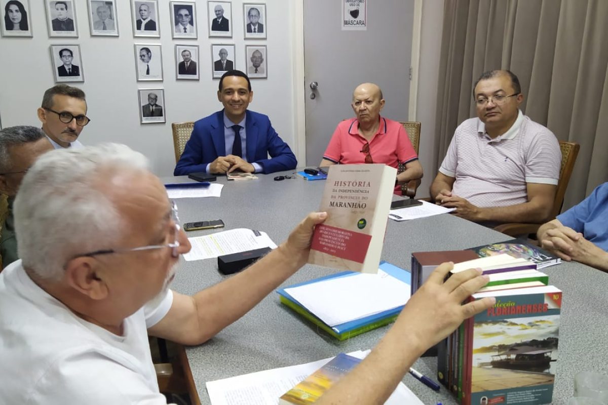 Fonseca apresenta aos acadêmicos livros recebidos da AML