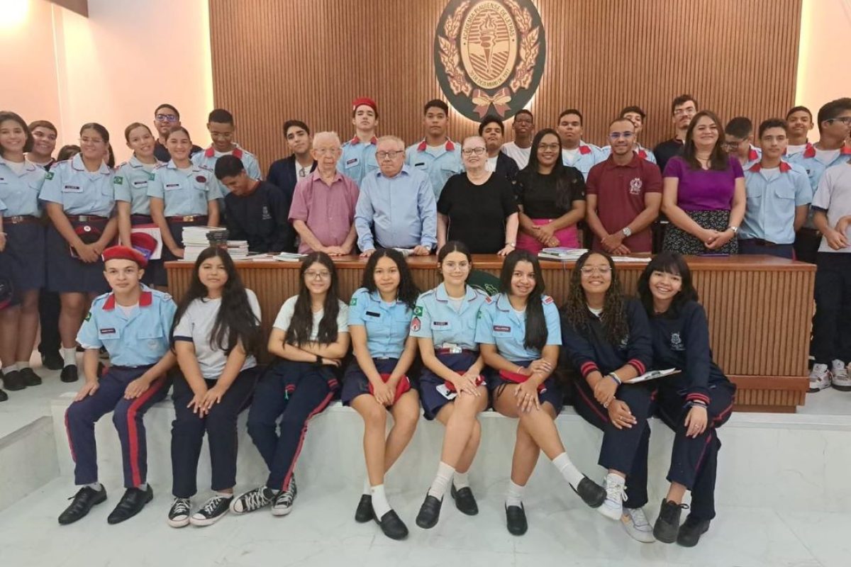 Os estudantes da 1ª e da 2ª série do ensino médio do Colégio Cívico-Militar, visitaram a APL para um bate-papo sobre literatura piauiense.