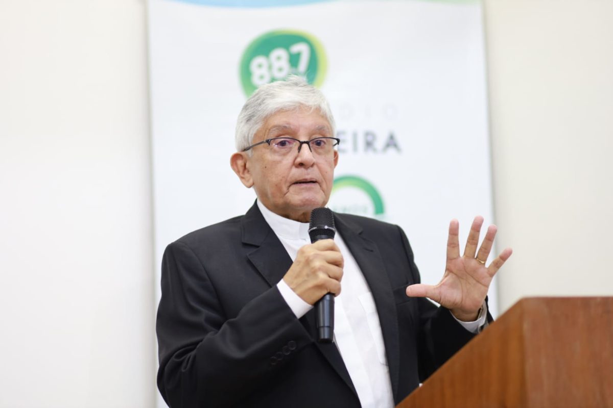 Padre Tony fala na APL sobre a história da Pioneira.