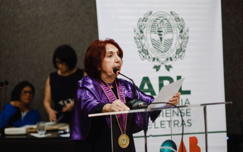 Há um ano, a acadêmica Fides Angélica Ommati assumiu a presidência da APL.