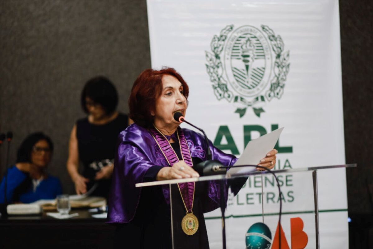 Há um ano, a acadêmica Fides Angélica Ommati assumiu a presidência da APL.
