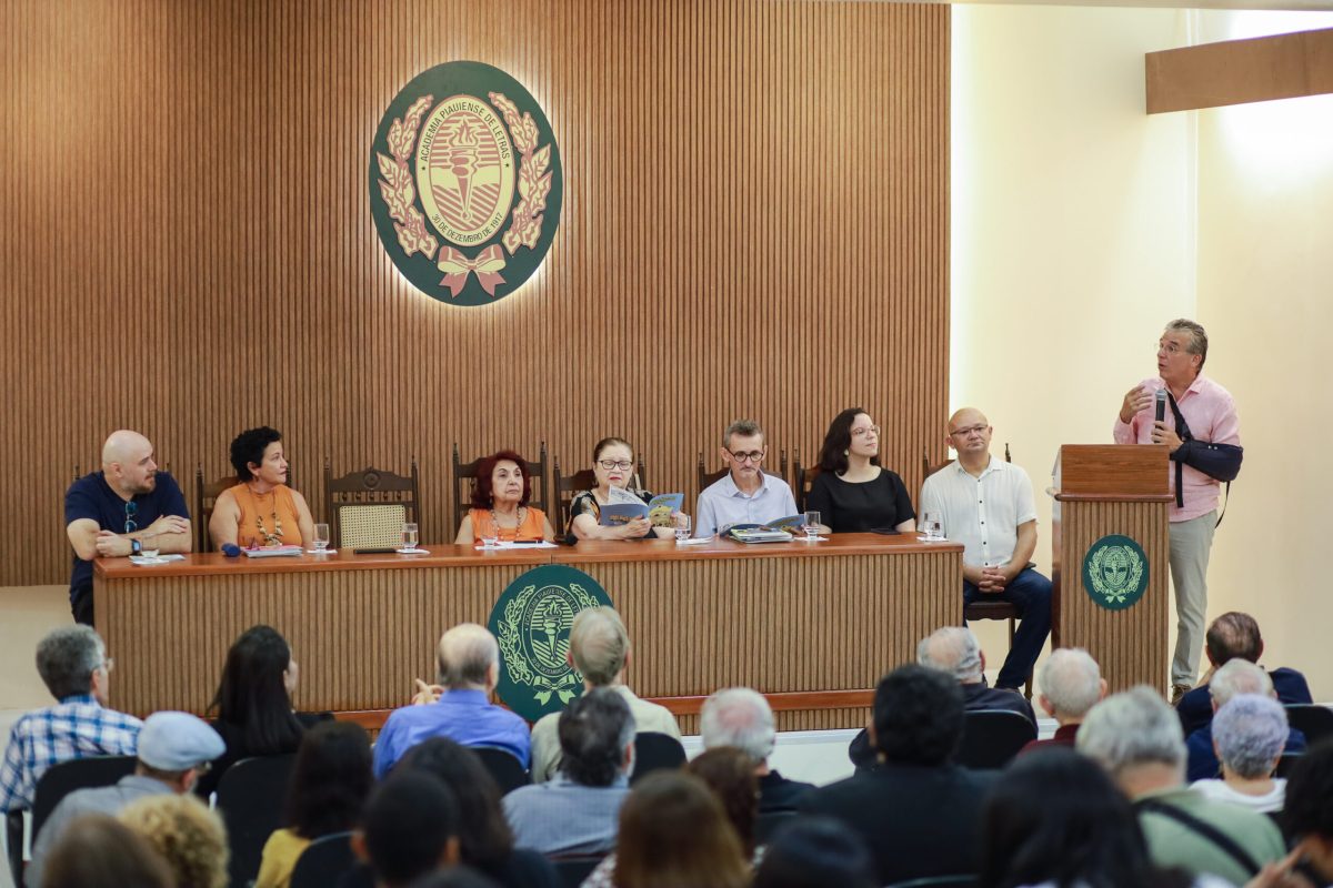 A solenidade teve contação de histórias, declamação de poesia e lançamento de livro de quadrinhos. Fotos: Jairo Moura.