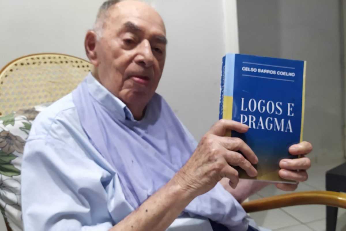 Celso Barros com seu novo livro.