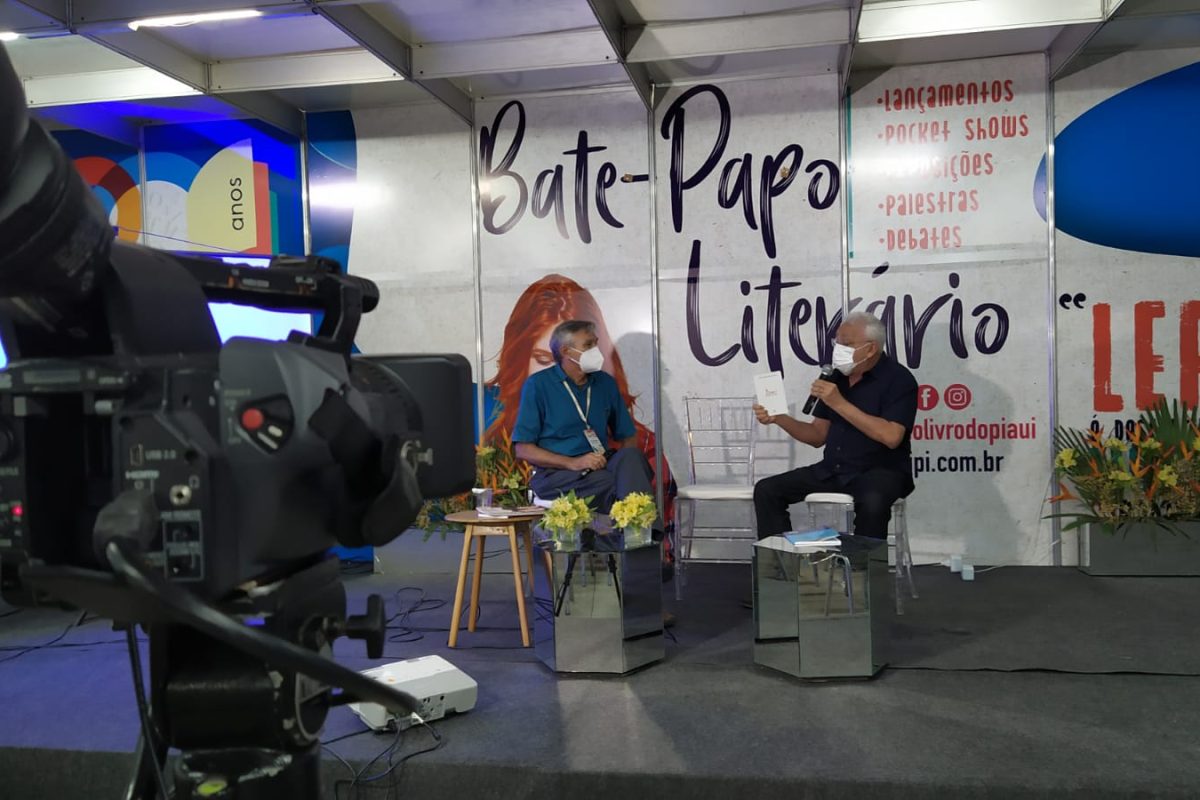 Acadêmico Fonseca Neto apresenta livro no Salipi.