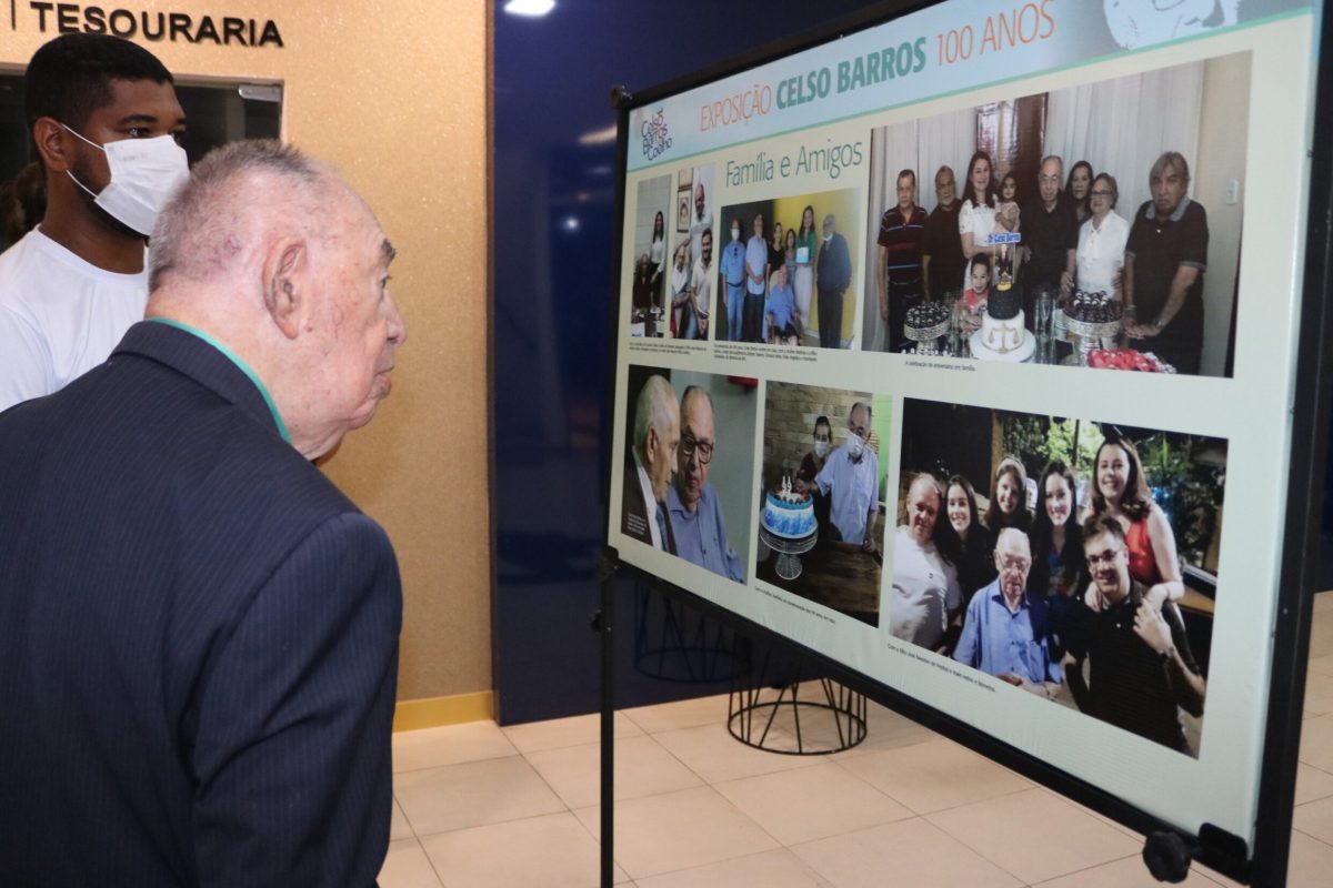 Celso Barros visita a exposição sobre a sua trajetória.