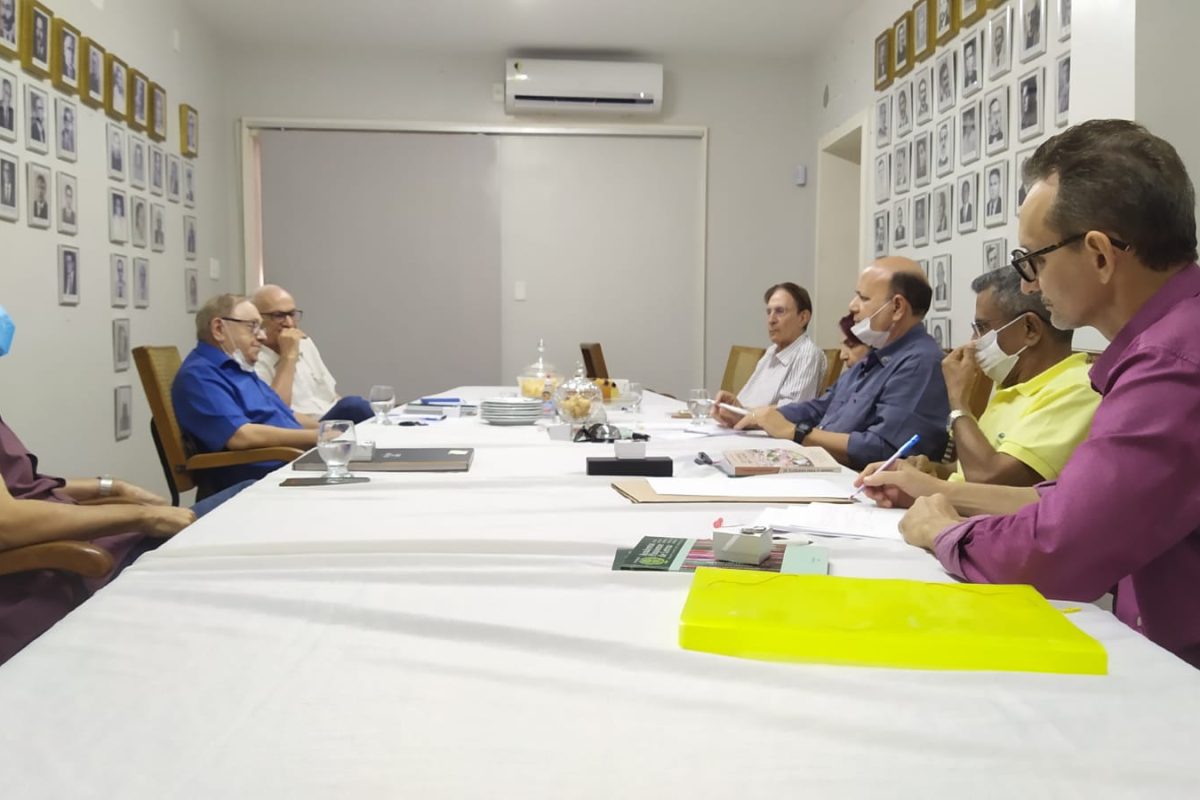 Acadêmicos reunidos na APL.