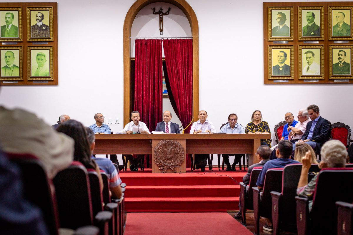 Sessão da AML com a presença de acadêmicos piauienses.