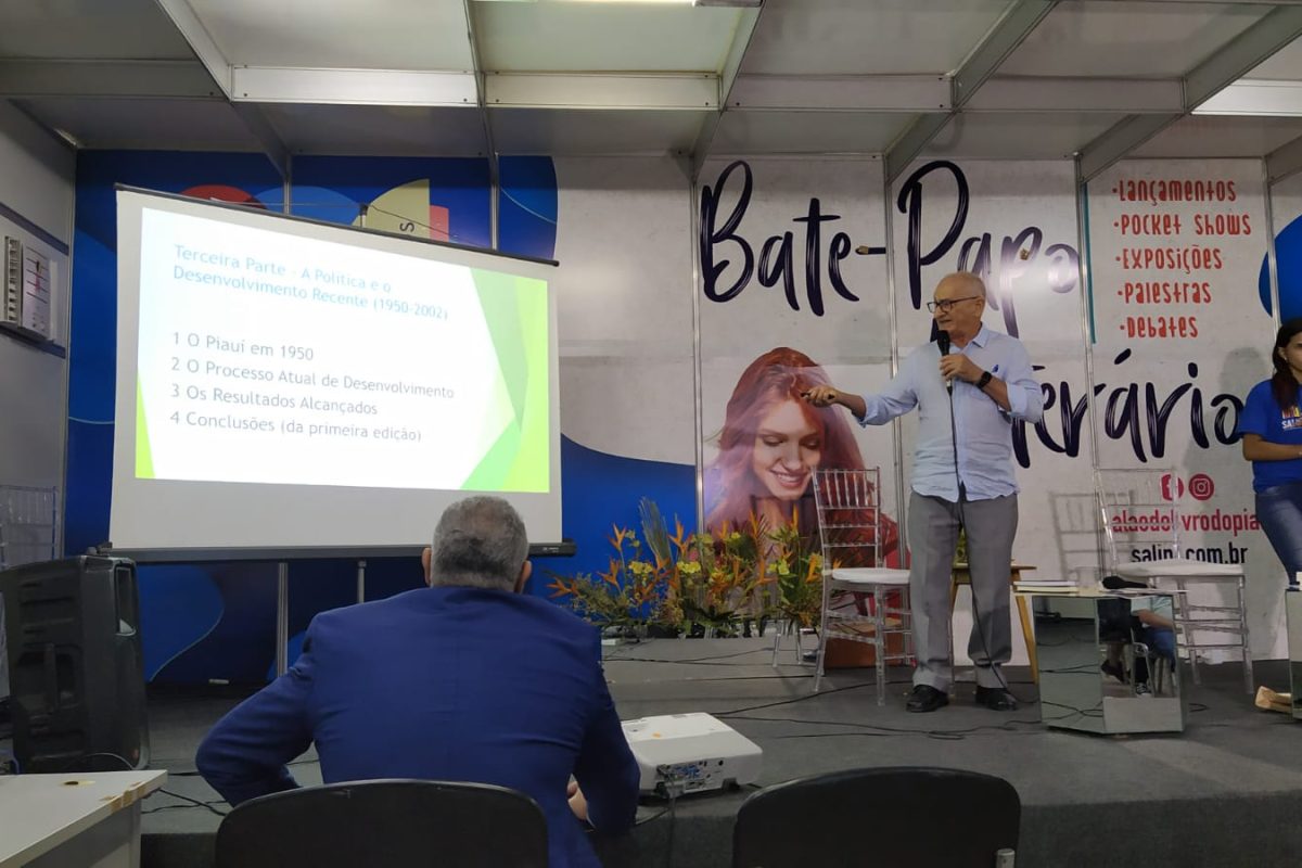 Felipe Mendes apresenta seu livro no Salipi.