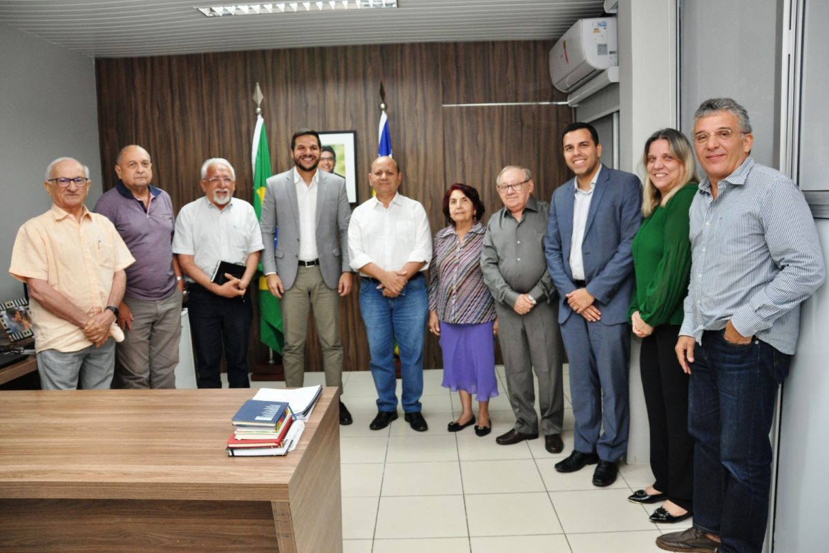 Secretário de Educação com membros da APL.