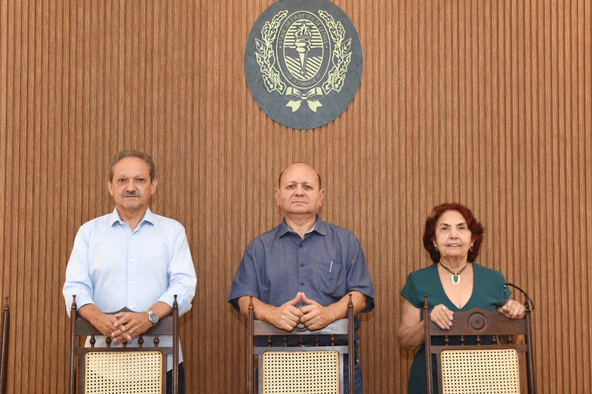 Acadêmicos Wilson Brandão, Zózimo Tavares e Fides Angélica no auditório da APL.