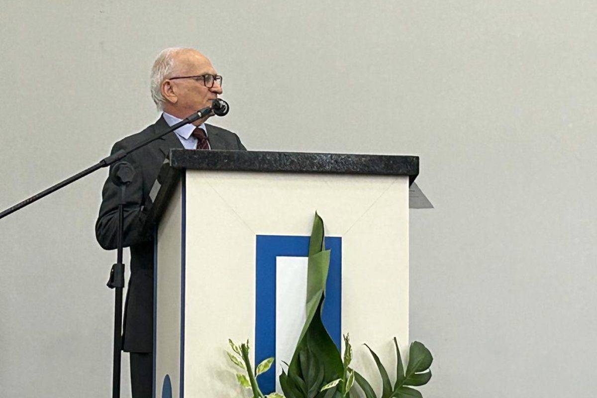 Felipe Mendes agradece honraria.