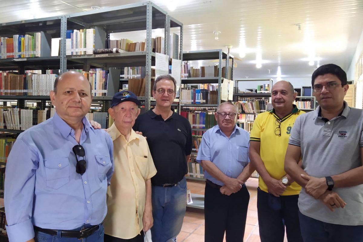 Acadêmicos na Biblioteca do ICESPI
