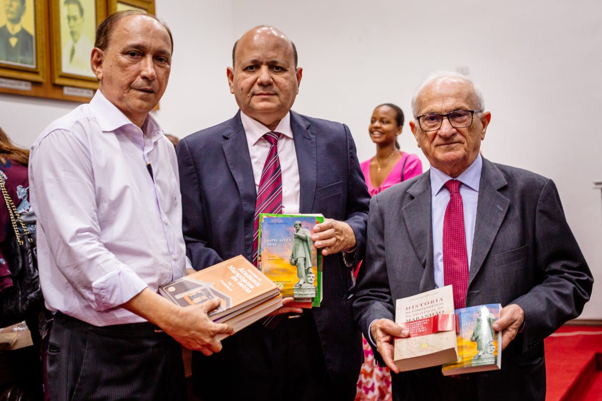 APL recebe livros do presidente da AML .