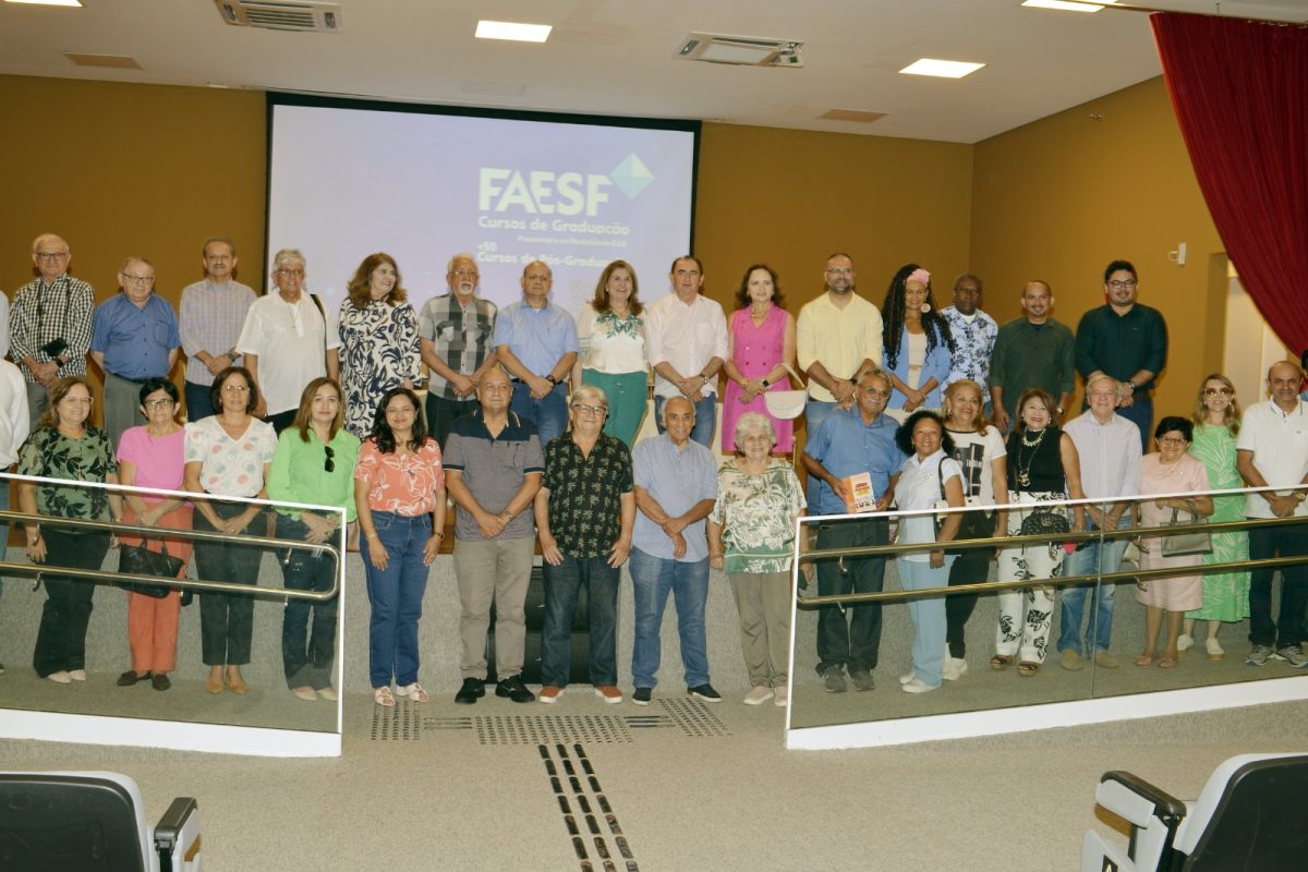 Acadêmicos e convidados na FAESF
