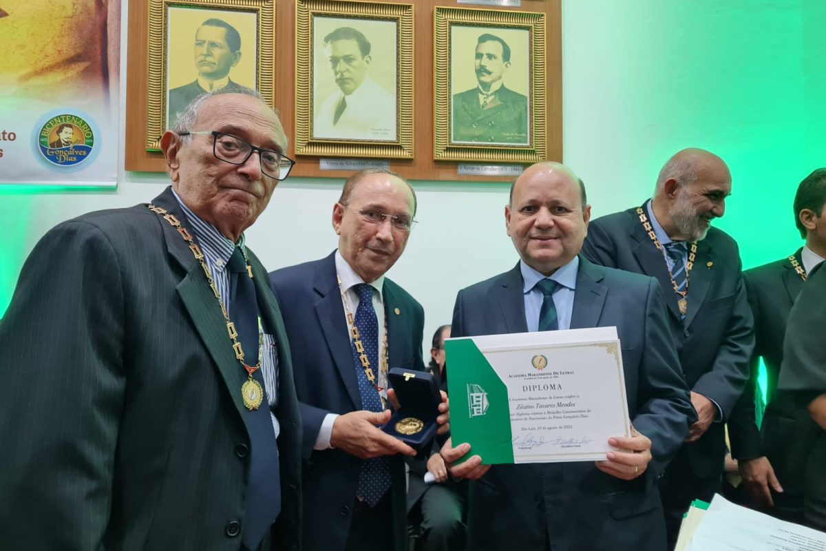 Zózimo Tavares recebe diploma do presidente da AML, Lourival Serejo.