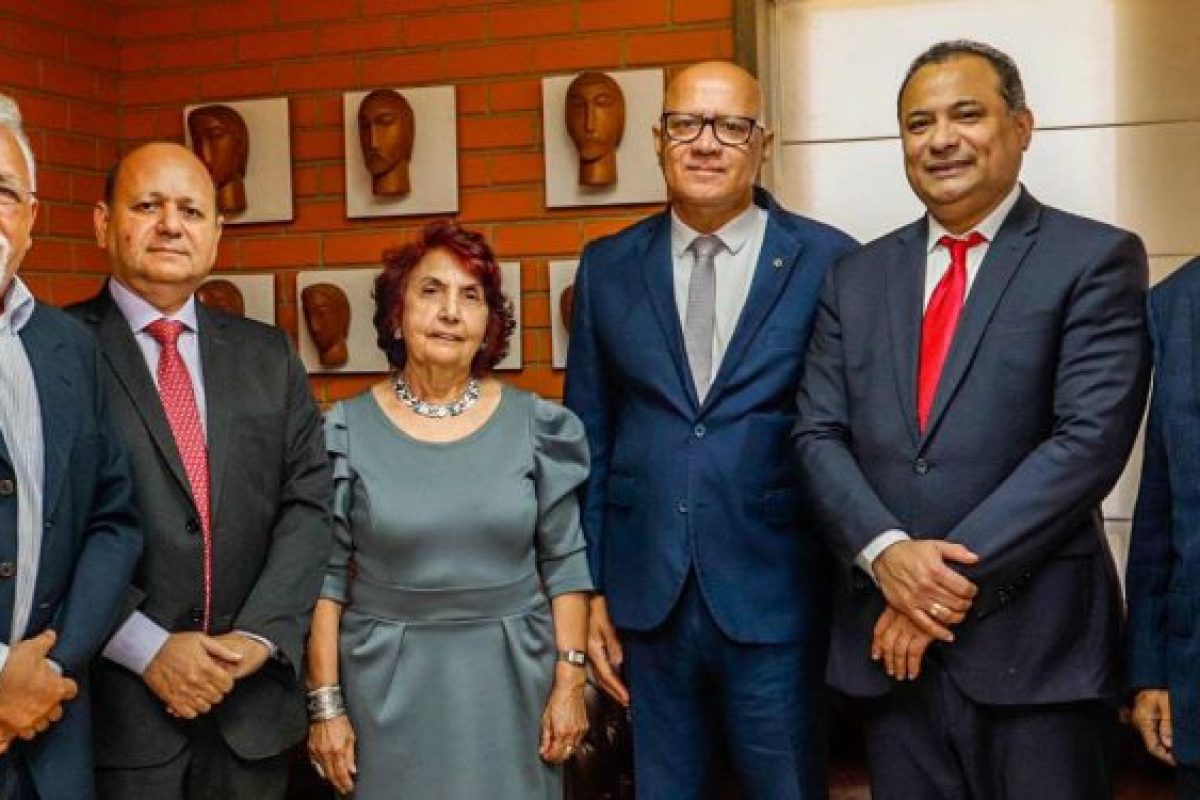 Deputados recebem acadêmicos na ALEPI.