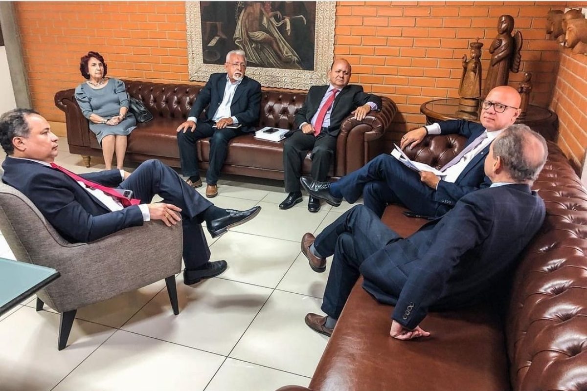 Presidente da Assembleia recebe acadêmicos e deputados.
