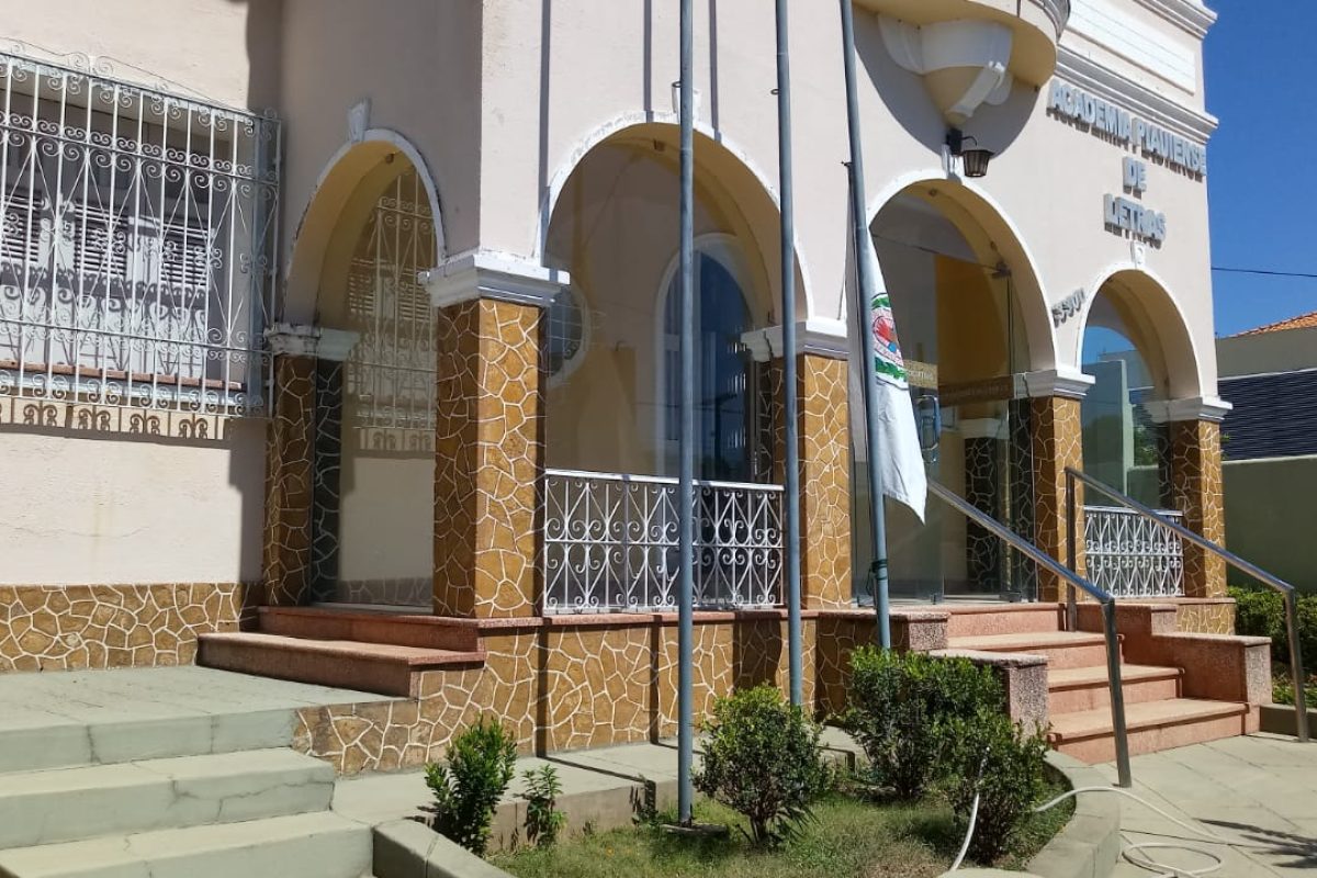Bandeira da APL hasteada a meio-mastro na sede da instituição.