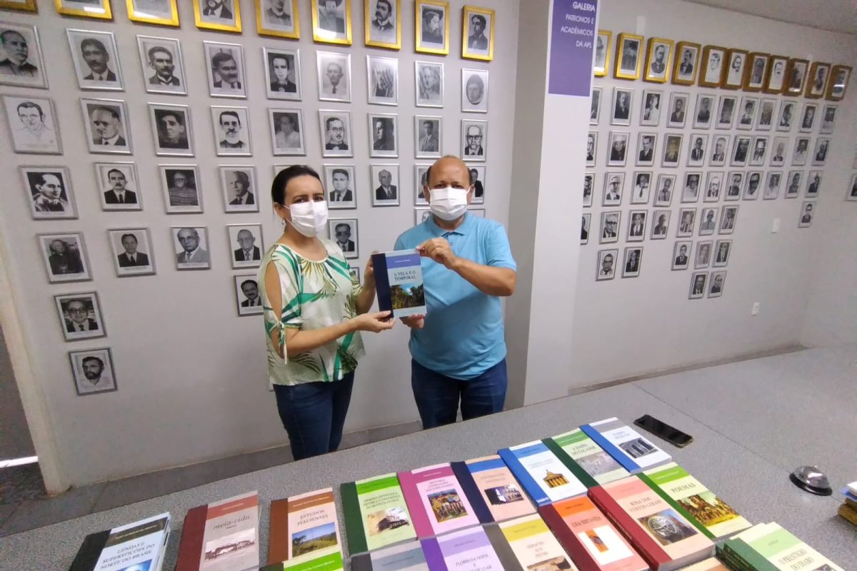 Professora Elenice Nery recebe livros na APL