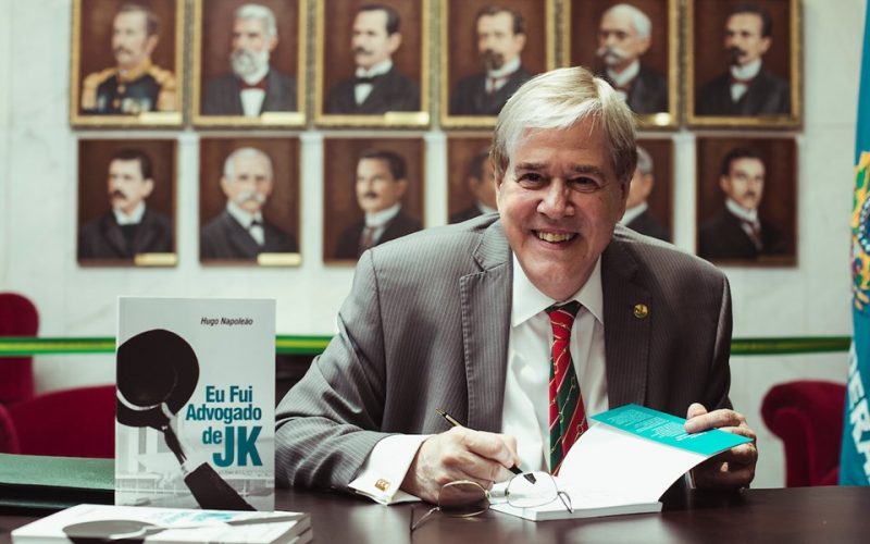 Senador Hugo Napoleão lança livro